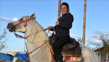 Ata binip ok atan Ayşe öğretmen geleneksel Türk sporlarını yaşatıyor