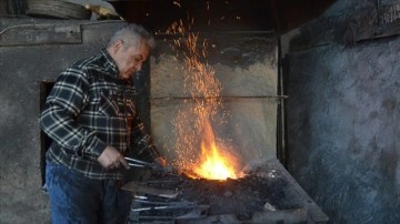 Ateşin başında yarım asırdır demir dövüyor