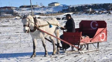 Atlarını karda koşturan atlı kızakçılar Çıldır Gölü'nün donmasını bekliyor