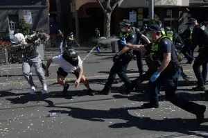 Avustralya’da Covid-19 protestolarına polis müdahalesi