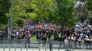 Avustralya’da Kovid-19 aşısı karşıtları gösteri yaptı