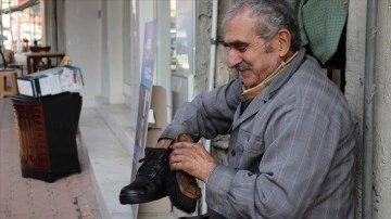 Aynı köşede ayakkabı boyayarak 54 yıl geçirdi