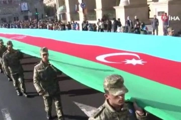 Azerbaycan Zafer Günü’nde 440 metrelik bayrakla geçit yapıldı