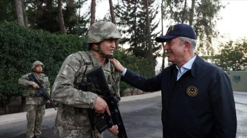 Bakan Akar ve TSK komuta kademesi Süleyman Şah Türbesi'ni ziyaret etti