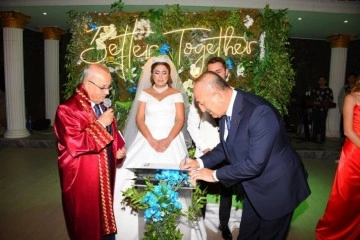 Bakan Çavuşoğlu, Manisa’da nikah şahidi oldu