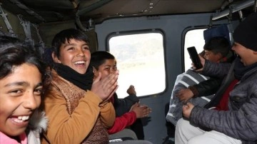 Bakan Kurum, depremzede çocukların helikoptere binme hayalini gerçekleştirdi