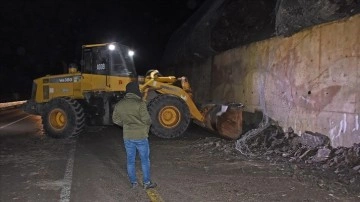 Bartın'da heyelan, kara yolunda ulaşımı aksattı