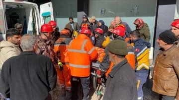 Batman'dan giden ekipler Gaziantep'te bir kadını 55 saat sonra enkazdan kurtardı