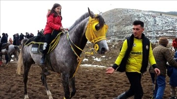 Bayburt'ta depremzede çocuklar cirit müsabakaları izleyip at binerek moral buldu