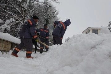 Belediye işçilerinin karla zorlu mesaisi