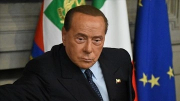 Berlusconi, İtalya Cumhurbaşkanlığı adaylığından çekildi