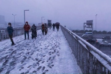 Beylikdüzü’nde kar yağışı vatandaşlara zor anlar yaşattı