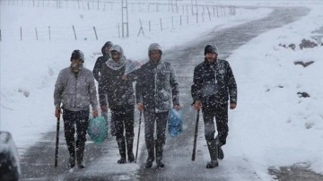 Bingöl Karlıova'da kar yağışı etkisini sürdürüyor