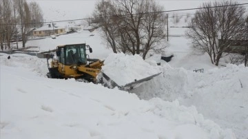 Bingöl'ün Karlıova ilçesinde kar kalınlığı 2 metreye ulaştı
