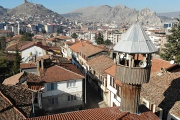 Bir asırlık cami ahşap minaresi ile dikkat çekiyor