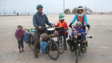 Bisikletle Avrupa ve Asya turuna çıkan Fransız aile Konya'da mola verdi