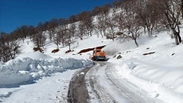 Bitlis'te ekiplerin karla mücadele çalışmaları aralıksız devam ediyor