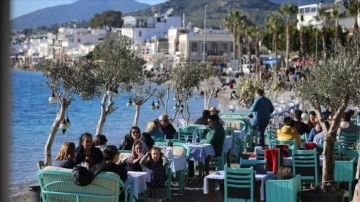 Bodrum ve Marmaris sahillerinde güneşli havanın hareketliliği yaşandı