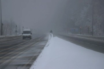 Bolu Dağı’nda kar yağışı ve sis etkili oluyor