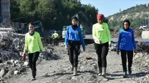 Bozkurt'ta arama kurtarma ve enkaz kaldırma çalışmalarına 'gönüllü kadın' desteği