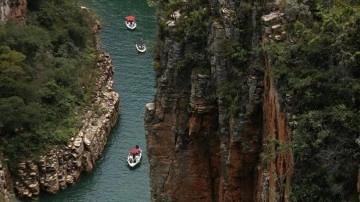 Brezilya'da turistlerin gezdiği teknelerin üzerine kaya düştü