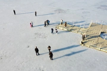 Buzları erimeye başlayan gölde tehlikeli yürüyüş