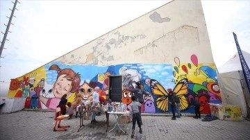 Çadır kentin çocukları hayallerini duvarlara grafitiyle yansıtıyor