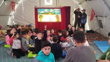 Çadır kentlerdeki çocuklara "Karagöz ve Hacivat"la depremi unutturmaya çalışıyorlar