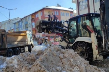 Çekerek’te karlar baraja taşınıyor