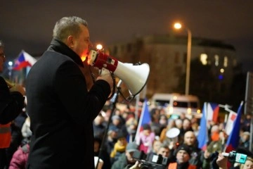 Çekya’da aşı karşıtlarından Çek Devlet Televizyonu önünde protesto