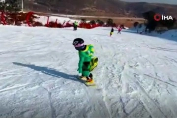 Çin’de 3 yaşındaki kız çocuğundan snowboard gösterisi