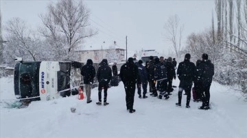 Çorum'da devrilen yolcu otobüsündeki 15 kişi yaralandı