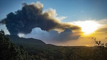 Cumbre Vieja Yanardağı'nın lavları La Palma Adası'nda 800 kişiyi daha evlerinden etti