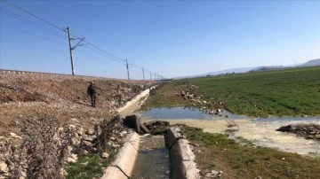 Deprem bölgesindeki kırıklar üzerinde su birikintilerinin oluştuğu tespit edildi