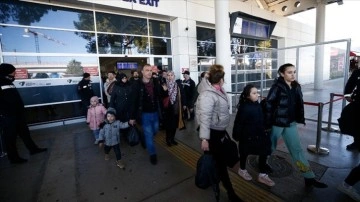 Deprem bölgesinden getirilen afetzedeler Antalya'da otellere yerleştiriliyor