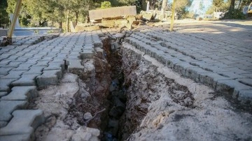 Deprem nedeniyle Nurdağı'nın Gökçedere Mahallesi'nde yarıklar oluştu