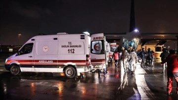 Depremde yaralanan bazı vatandaşların İstanbul'da tedavileri sürüyor