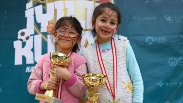 Depremzede çocuklar "İyilik Kupası" ile yaralarını sarıyor