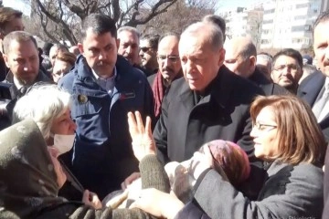 Depremzede kadın Cumhurbaşkanı Erdoğan'a sarılarak ağladı