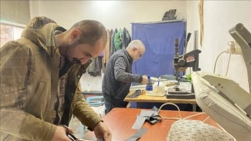 Deri kıyafetler üreten Mardinli terzi 35 yıllık mesleğini oğluyla sürdürüyor