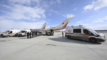Devletin hava araçları, yüzlerce yaralı depremzedenin imdadına yetişti