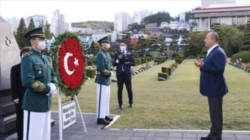 Dışişleri Bakanı Çavuşoğlu, Kore Savaşı şehitlerinin yattığı BM Anıt Mezarlığı'nı ziyaret etti
