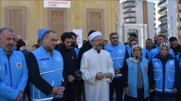 Diyanet İşleri Başkanı Erbaş, Adana'daki camilerde kalan depremzedeleri ziyaret etti