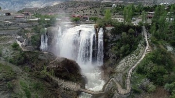 Doğa harikası Tortum Şelalesi Karadeniz turu yapan turistlerin uğrak yeri oldu