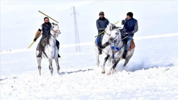 Doğu Ekspresi ile Kars'a gelen turistler cirit heyecanına tanıklık ediyor