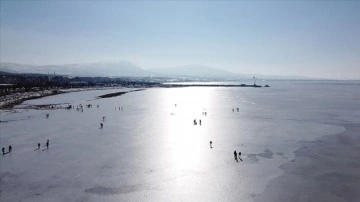 Donan Beyşehir Gölü'nün buzla kaplı yüzeyinde yürüyenlere "tehlike" uyarısı