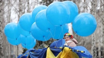 Donbas'ta gönüllüler ayrılıkçıların tarafına balonlarla Ukrayna bayrağı gönderiyor