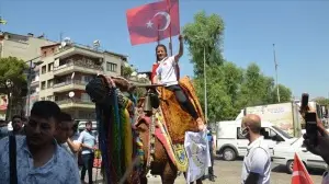 Dünya ikincisi işitme engelli atlet Aysun Akay, Aydın'da deve turuyla vatandaşları selamladı