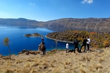 Dünyanın ikinci büyük kraterinde sonbahar güzelliği