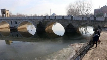 Edirne'de balıkçılar Tunca Nehri'nde buzları kırarak balık tutuyor